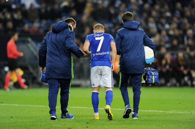 Max Meyer ( mitte Schalke 04 ) wird angeschlagen vom Platz gefuehrt. 24.11.2016 --- Fussball --- Europaleague --- Schalke 04 vs OGC Nice Gelsenkirchen Copyright: xThienel Eibner-Pressefotox EP_TTL