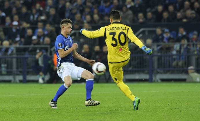Fussball, UEFA Europe League, Herren, Saison 2016 2017, Gruppe I, 5. Spieltag, VELTINS Arena Gelsenkirchen: FC Schalke 04, S04 (blau) - OGC Nizza (weiss); Fabian Reese (S04), Yoan Cardinale (Nizza), Aktion.