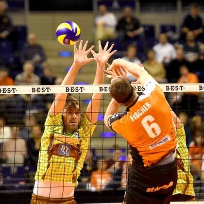 Volleyball, Herren, Saison 2016 17, DVV-Pokal, Halbfinale, BR Volleys - TSV Herrsching, Tobias Neumann (Nr. 9, TSV Herrsching), Felix Fischer (Nr. 6, Berlin Recycling Volleys), Aleksandar Milovancevic (Nr. 2, TSV Herrsching), 24.11.16,