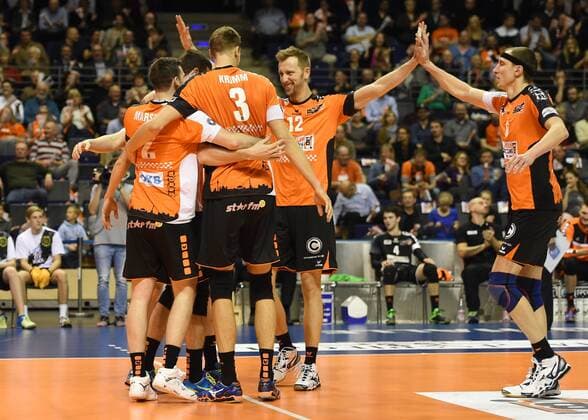 Volleyball, Herren, Saison 2016 17, DVV-Pokal, Halbfinale, BR Volleys - TSV Herrsching, Jubel nach einem Punktgewinn bei den BR Volleys, 24.11.16,