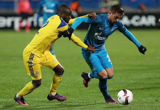 ST PETERSBURG, RUSSIA â€“ NOVEMBER 24, 2016: Maccabi Tel-Avivâ€™s Elazar Eli Dasa (L) and Zenit St Petersburgâ€™s Robert Mak in their 2016 2017 UEFA Europa League Round 5 Group D football match at Petrovsky Stadium. Zenit St Petersburg won 2-0. Peter Kovalev TASS  TS038BDF