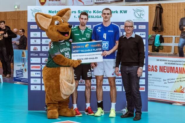 MVP: Gold: Andreas Takvam (04-Friedrichshafen) und Silber Daniel Heinecke (12-Netzhoppers) mit Maskottchen Netzino und Dr. Martin Fritzenberg (Präsident d. Bug. Volleyball-Verband) 24.11.2016, DVV-Pokal, Halbfinale, Männer