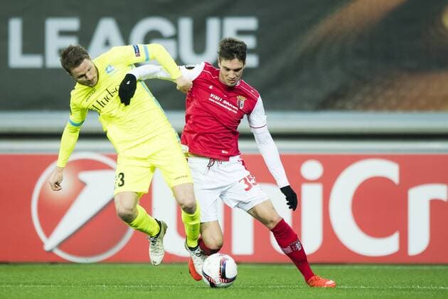 Gent s Lasse Nielsen and Braga s Nikola Vukcevic fight for the ball during a fifth game in the group stage (group H) of the Europa League competition between Belgian soccer team KAA Gent and Portugese team SC Braga, Thursday 24 November 2016, in Gent. JASPERxJACOBS  x04982681x
