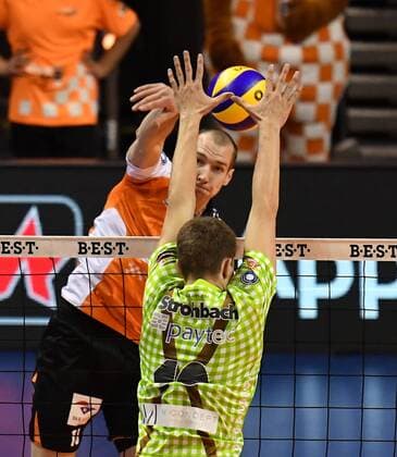 Wouter ter Maat (BR Volleys), hinten, vorne Tom Strohbach (Herrsching), BR Volleys Berlin - TSV Herrsching Deutsche Volleyball Liga, Saison 2016 2017, Herren, Männer, Männer, men, Volleyball, Deutschland, Germany, Max-Schmeling-Halle Berlin, 24.11.2016
