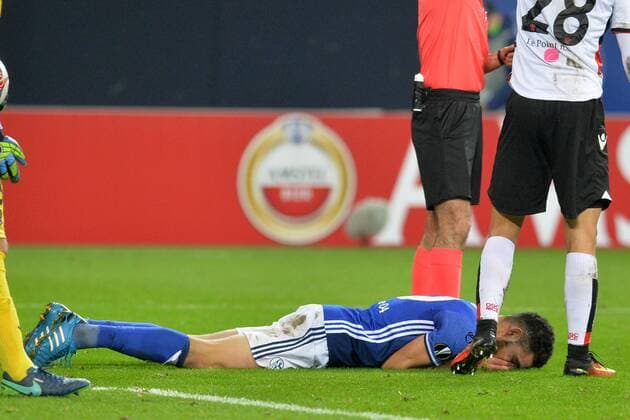 GER, Europa League, FC Schalke 04 vs OGC Nizza 24.11.2016, Veltins-Arena, Gelsenkirchen, GER, Europa League, FC Schalke 04 vs OGC Nizza, im Bild Verletzung verletzt Schmerzen bei Nabil Bentaleb ( Schalke 10 ) Foto © nordphoto Treese nordphotoxTreese