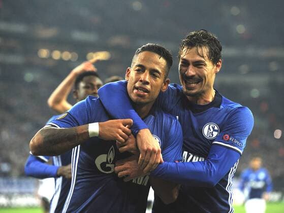 Europa League FC Schalke 04 - OGC Nizza 24.11.2016 Benjamin Stambouli (rechts) umarmt Dennis Aogo, der das 2:0 schoß HM