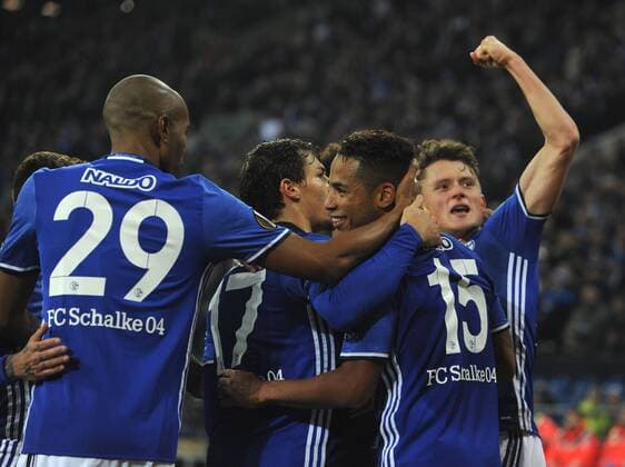 Europa League FC Schalke 04 - OGC Nizza 24.11.2016 Jubel nach dem 2:0 v.l.: Naldo , Dennis Aogo (15) und Fabian Reese HM