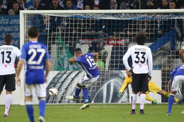 24.11.2016, Fussball UEFA Europa League, 2016 17, 5. Spieltag, FC Schalke 04 - OGC Nizza, Dennis AOGO (FC Schalke 04) verwandelt einen Elfmeter