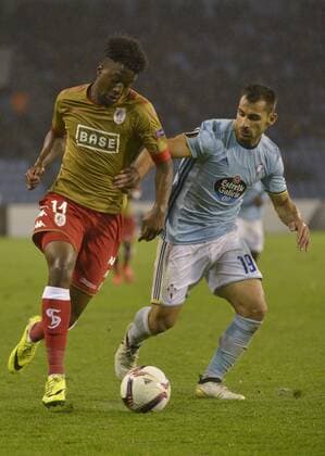 Standard s Isaac Mbenza and Celta s Jonny pictured during a game of the fifth day of the group stage (Group G) of the Europa League competition between Spanish team Celta Vigo and Belgian club Standard de Liege, Thursday 24 November 2016, in Vigo, Spain. NICOLASxLAMBERT  x04982700x