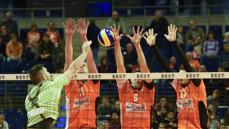 Volleyball, Herren, Saison 2016 17, DVV-Pokal, Halbfinale, BR Volleys - TSV Herrsching, Aleksandar Milovancevic (Nr. 2, TSV Herrsching), Sebastian Kühner (Nr. 10, Berlin Recycling Volleys), Felix Fischer (Nr. 6, Berlin Recycling Volleys), Ruben Schott (Nr. 13, Berlin Recycling Volleys), 24.11.16,