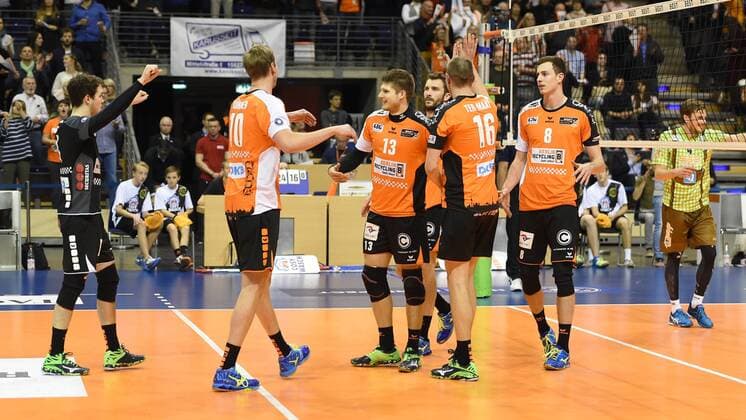 Volleyball, Herren, Saison 2016 17, DVV-Pokal, Halbfinale, BR Volleys - TSV Herrsching, Jubel bei den BR Volleys nach dem erneuten Einzug ins Pokalfinale, 24.11.16,