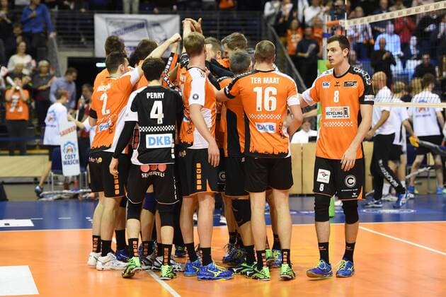 Volleyball, Herren, Saison 2016 17, DVV-Pokal, Halbfinale, BR Volleys - TSV Herrsching, Jubel bei den BR Volleys nach dem erneuten Einzug ins Pokalfinale, 24.11.16,