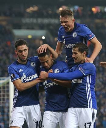 24.11.2016, Fussball UEFA Europa League 2016 2017, Gruppenphase, 5.Spieltag, FC Schalke 04 - OGC Nizza, in der VELTINS-Arena Gelsenkirchen. Jubel v.l. Nabil Bentaleb (Schalke) , Torschütze Dennis Aogo (Schalke) . Fabian Reese (Schalke) und Benjamin Stambouli (Schalke) zum Tor zum 2:0 per Foulelfmeter 