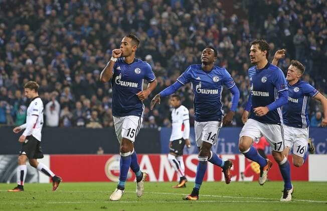 Bilder des Tages - SPORT 24.11.2016, Fussball UEFA Europa League 2016 2017, Gruppenphase, 5.Spieltag, FC Schalke 04 - OGC Nizza, in der VELTINS-Arena Gelsenkirchen. Jubel v.l. Torschütze Dennis Aogo (Schalke) , Abdul Rahman Baba (Schalke) , Benjamin Stambouli (Schalke) und Fabian Reese (Schalke) zum Tor zum 2:0 per Foulelfmeter 