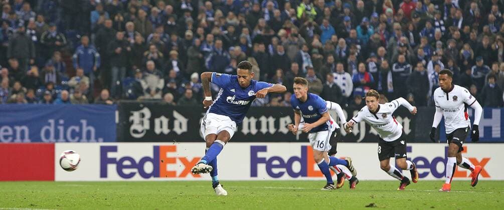 24.11.2016, Fussball UEFA Europa League 2016 2017, Gruppenphase, 5.Spieltag, FC Schalke 04 - OGC Nizza, in der VELTINS-Arena Gelsenkirchen. Tor zum zum 2:0 per Foulelfmeter , Torschütze Dennis Aogo (mi., Schalke) 