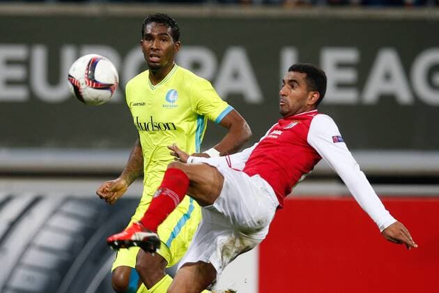 Gent s Renato Neto and Braga s Marcelo Goiano fight for the ball during a fifth game in the group stage (group H) of the Europa League competition between Belgian soccer team KAA Gent and Portugese team SC Braga, Thursday 24 November 2016, in Gent. BRUNOxFAHY  x04982735x