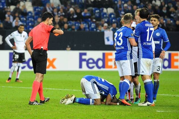 GER, Europa League, FC Schalke 04 vs OGC Nizza 24.11.2016, Veltins-Arena, Gelsenkirchen, GER, Europa League, FC Schalke 04 vs OGC Nizza, im Bild gelb-rote Karte für Bernard Tekpetey ( Schalke 32 ), Boden durch Schiedsrichter Aliyar Hashimov , links Foto © nordphoto Treese nordphotoxTreese