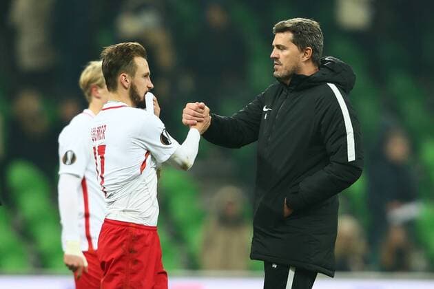 SOCCER - EL, Krasnodar vs RBS KRASNODAR,RUSSIA,24.NOV.16 - SOCCER - UEFA Europa League, group stage, FK Krasnodar vs Red Bull Salzburg. Image shows Andreas Ulmer and head coach Oscar Garcia (RBS). GEPAxpictures xFelixxRoittner