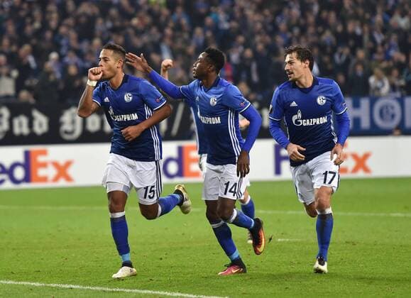 24.11.2016, Fussball UEFA Europa League, 2016 17, 5. Spieltag, FC Schalke 04 - OGC Nizza, Schnullerjubel, v.li., Dennis Aogo (Schalke 04), Abdul Rahman Baba (Schalke 04), Benjamin Stambouli (Schalke 04)