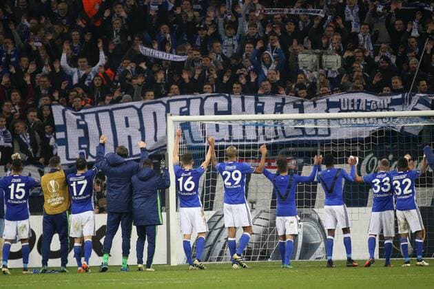 24.11.2016, Fussball UEFA Europa League, 2016 17, 5. Spieltag, FC Schalke 04 - OGC Nizza, Mannschaft des FC Schalke 04 feiert gemeinsam mit den Fans
