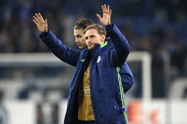 24.11.2016, Fussball UEFA Europa League, 2016 17, 5. Spieltag, FC Schalke 04 - OGC Nizza, Benedikt HOEWEDES (FC Schalke 04) winkt den Fans