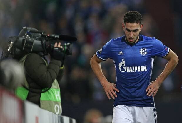 24.11.2016, Fussball UEFA Europa League 2016 2017, Gruppenphase, 5.Spieltag, FC Schalke 04 - OGC Nizza, in der VELTINS-Arena Gelsenkirchen. Nabil Bentaleb (Schalke) muss verletzt vom Platz 