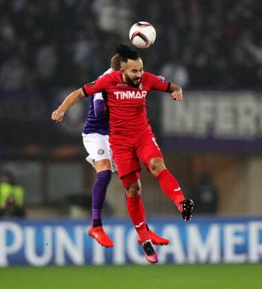 SOCCER - EL, A.Wien vs Giurgiu VIENNA,AUSTRIA,24.NOV.16 - SOCCER - UEFA Europa League, group stage, FK Austria Wien vs Astra Giurgiu. Image shows Jens Stryger Larsen (A.Wien) and Junior Morais (Astra Giurgiu). GEPAxpictures xChristianxOrt