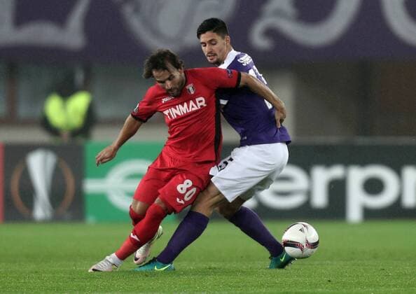 SOCCER - EL, A.Wien vs Giurgiu VIENNA,AUSTRIA,24.NOV.16 - SOCCER - UEFA Europa League, group stage, FK Austria Wien vs Astra Giurgiu. Image shows Filipe Teixeira (Astra Giurgiu) and Tarkan Serbest (A.Wien). GEPAxpictures xChristianxOrt