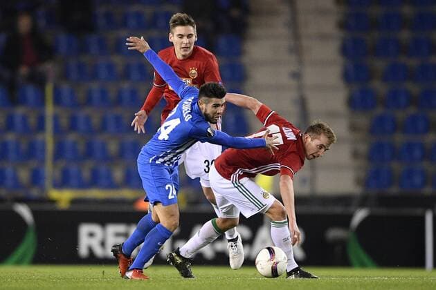 Genk s Alejandro Pozuelo and Rapid s Christopher Dibon fight for the ball during a game of the fifth day of the group stage (Group F) of the Europa League competition between Belgian soccer team RC Genk and Austrian team Rapid Wien, Thursday 24 November 2016, in Genk. YORICKxJANSENS  x04982844x