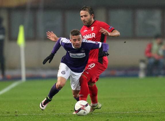 SOCCER - EL, A.Wien vs Giurgiu VIENNA,AUSTRIA,24.NOV.16 - SOCCER - UEFA Europa League, group stage, FK Austria Wien vs Astra Giurgiu. Image shows Lucas Venuto (A.Wien) and Filipe Teixeira (Astra Giurgiu). GEPAxpictures xChristianxOrt