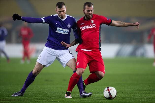 SOCCER - EL, A.Wien vs Giurgiu VIENNA,AUSTRIA,24.NOV.16 - SOCCER - UEFA Europa League, group stage, FK Austria Wien vs Astra Giurgiu. Image shows Petar Filipovic (A.Wien) and Denis Alibec (Giurgiu). GEPAxpictures xPatrickxLeuk