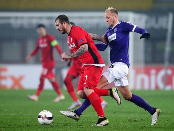 SOCCER - EL, A.Wien vs Giurgiu VIENNA,AUSTRIA,24.NOV.16 - SOCCER - UEFA Europa League, group stage, FK Austria Wien vs Astra Giurgiu. Image shows Denis Alibec (Giurgiu) and Raphael Holzhauser (A.Wien). GEPAxpictures xPatrickxLeuk