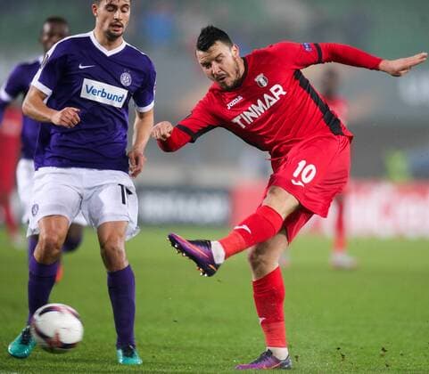 SOCCER - EL, A.Wien vs Giurgiu VIENNA,AUSTRIA,24.NOV.16 - SOCCER - UEFA Europa League, group stage, FK Austria Wien vs Astra Giurgiu. Image shows Alexander Gruenwald (A.Wien) and Cristian Oros (Giurgiu). GEPAxpictures xPatrickxLeuk