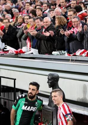 Athletic Bilbao s striker Iker Muniain (R) and Francesco Magnanelli (L) of US Sassuolo pose with the Pichichi s scupture during their UEFA Europa League match played at San Mames stadium in Bilbao, Basque Country, Spain on 24 November 2016. ATHLETIC BILBAO VS SASSUOLO !ACHTUNG: NUR REDAKTIONELLE NUTZUNG!  20161124-636156231265743537
