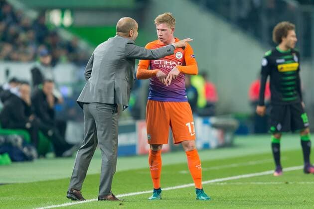 Moenchengladbach, Germany 23.11.2016, UEFA Champions League - 2016 17 Season, Group C - Matchday 5, Borussia Moenchengladbach - Manchester City FC, 1:1, Trainer Pep Guardiola (ManC) und Kevin De Bruyne (ManC) gestikuliert ( DeFodi001