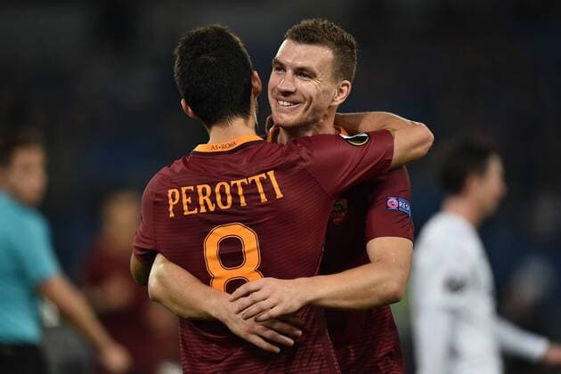 Fußball, EL, AS Rom - Viktoria Pilsen Edin Dzeko Roma con Diego Perotti Goal celebration 4-1 Roma 24-11-2016 Stadio Olimpico Europa Football League 2016 2017 AS Roma - Viktoria Pilsen AndreaxStaccioli