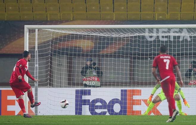 SOCCER - EL, A.Wien vs Giurgiu VIENNA,AUSTRIA,24.NOV.16 - SOCCER - UEFA Europa League, group stage, FK Austria Wien vs Astra Giurgiu. Image shows Constantin Budescu (Giurgiu) and Osman Hadzikic (A.Wien). Keywords: penalty, goal. GEPAxpictures xPatrickxLeuk
