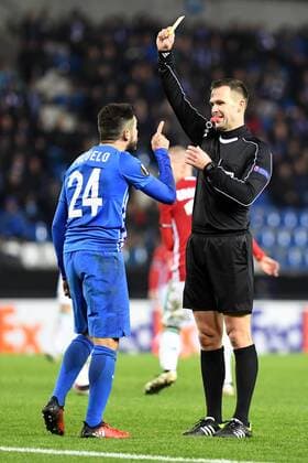Genk s Alejandro Pozuelo receives a yellow card from the referee during a game of the fifth day of the group stage (Group F) of the Europa League competition between Belgian soccer team RC Genk and Austrian team Rapid Wien, Thursday 24 November 2016, in Genk. LUCxCLAESSEN  x04982981x