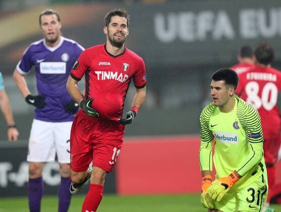 SOCCER - EL, A.Wien vs Giurgiu VIENNA,AUSTRIA,24.NOV.16 - SOCCER - UEFA Europa League, group stage, FK Austria Wien vs Astra Giurgiu. Image shows Lukas Rotpuller (A.Wien), the disappointment of Constantin Florea (Astra Giurgiu) and Osman Hadzikic (A.Wien). GEPAxpictures xChristianxOrt