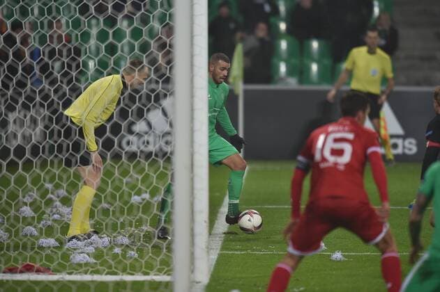 Oussama Tannane (saint etienne) vs Stefan Bell (mainz) FOOTBALL : AS Saint Etienne vs FSV Mainz 05 - Europa League - Groupe C - 24 11 2016 FredericChambert Panoramic 