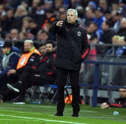 Europa League FC Schalke 04 - OGC Nizza 24.11.2016 Trainer Lucien Favre (Nizza) zeigt, am Spielfeldrand HM