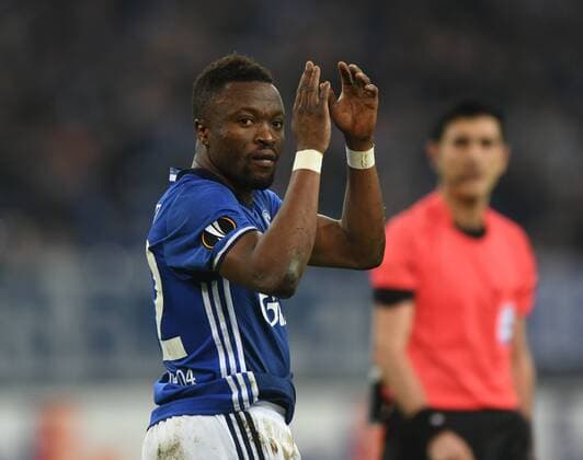 Europa League FC Schalke 04 - OGC Nizza 24.11.2016 Bernard Tekpetey (S04) geht nach gelb-roter Karte vom Platz und klatscht in Richtung Fanblock HM
