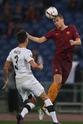 FuÃŸball, EL, AS Rom - Viktoria Pilsen 24.11.2016. Stadio Olimpico, Rome, Italy. UEFA Europa League Football. Roma versus FC Viktoria Plzen. Dzeko wns the header from Ale& x161; Mateju. xmarcoxiacobuccix  ActionPlus11813745