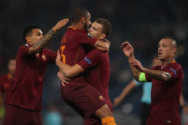 FuÃŸball, EL, AS Rom - Viktoria Pilsen 24.11.2016. Stadio Olimpico, Rome, Italy. UEFA Europa League Football. Roma versus FC Viktoria Plzen. Dzeko celebrates as he scores the goal and celebrates with team mates. xmarcoxiacobuccix  ActionPlus11813750