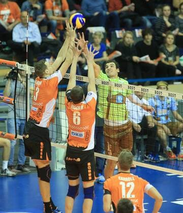 GER, 1.VBL, BR VOLLEYS VS. TSV HERRSCHING 24.11.2016, Max Schmeling Halle, Berlin, GER, 1.VBL, BR VOLLEYS VS. TSV HERRSCHING, im Bild Robert Kromm (BR Volleys 3), Felix Fischer (BR Volleys 6), Julias Hoefer (Herrsching 5) nordphotox xEngler