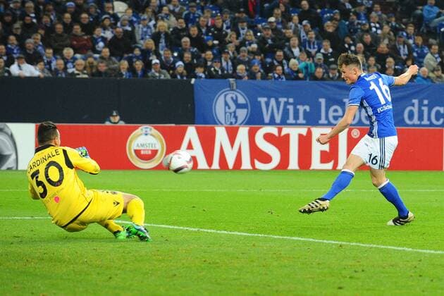 GER, Europa League, FC Schalke 04 vs OGC Nizza 24.11.2016, Veltins-Arena, Gelsenkirchen, GER, Europa League, FC Schalke 04 vs OGC Nizza, im Bild Torschuss durch Fabian Reese ( Schalke 16 ), rechts Foto © nordphoto Treese Local Caption nordphotoxTreese
