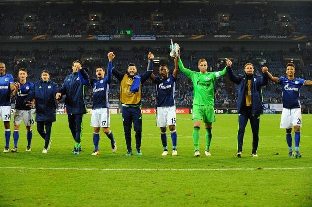 GER, Europa League, FC Schalke 04 vs OGC Nizza 24.11.2016, Veltins-Arena, Gelsenkirchen, GER, Europa League, FC Schalke 04 vs OGC Nizza, im Bild Jubel Spieler Schalke nach Spielende bei der Welle mit den Fans Foto © nordphoto Treese Local Caption nordphotoxTreese