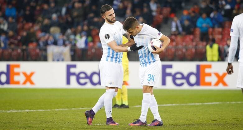 Fußball, EL, FC Zürich - FC Villarreal 24.11.2016 Letzigrund Stadion Zürich , SCHWEIZ , Herren Fussball UEFA Europa League FC Zürich - Villarreal Armando Sadiku (li) und Roberto Rodriguez (FC Zürich) zoffen sich vor dem Elfmeter 