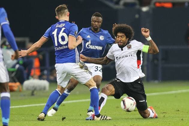 v.l. Fabian Reese ( 16, FC Schalke 04), Bernard Tekpetey ( 32, FC Schalke 04) und Dante ( 31, OGC Nizza), FC Schalke 04 vs. OGC Nizza, Fussball, UEFA Europa League, 24.11.2016, Gelsenkirchen Copyright: xDeutzmann Eibner-Pressefotox EP_CDN