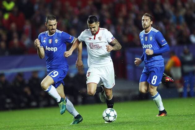 Leonardo Bonucci (Juventus), Vitolo (Sevilla), NOVEMBER 22, 2016 - Football Soccer : UEFA Champions League Group H match between Sevilla FC 1-3 Juventus Football Club at Ramon Sanchez Pizjuan stadium in Seville, Spain. Noxthirdxpartyxsales  (oqma020931)